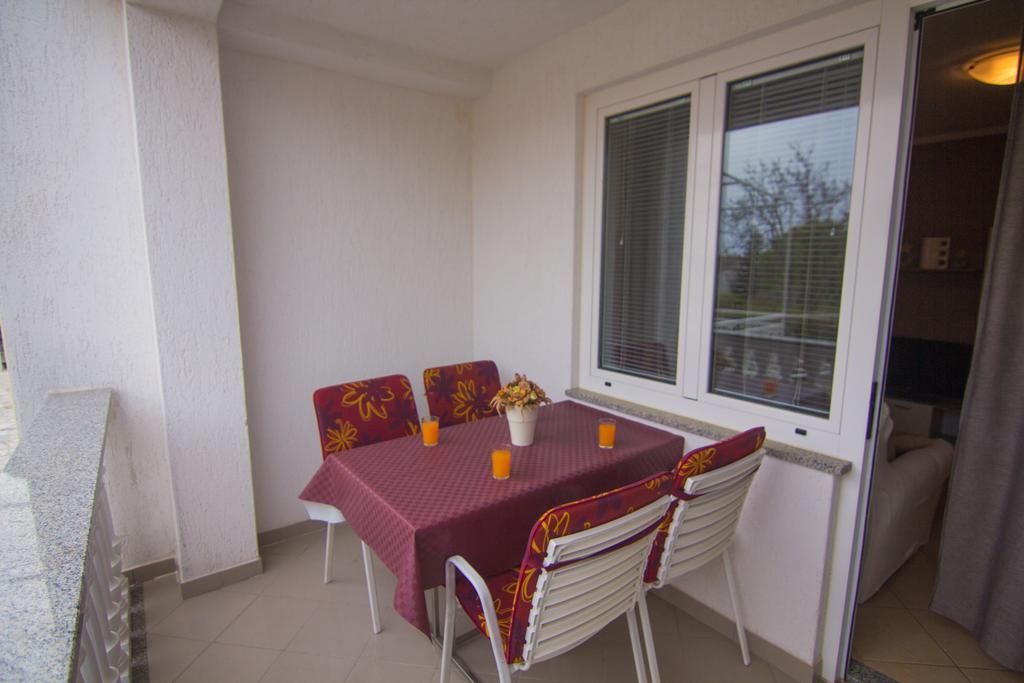 Apartments Dario Krk Town Exterior photo